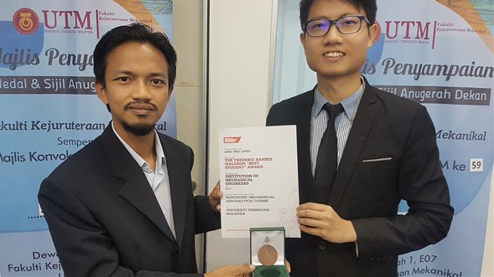 Assoc. Prof. Ir. Dr. Zaini Ahmad, ALO of IMechE UTM Student Chapter presents the Frederic Barnes Waldron 'Best Student' Award certificate and bronze medal to Ang Wei Lung