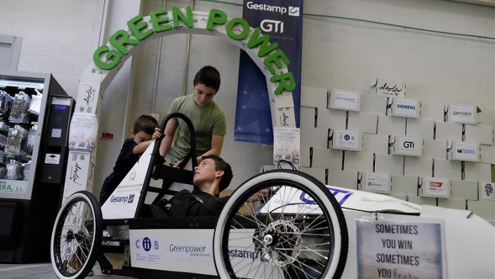 Young engineers participating in the Greenpower launch event [Credit: Sergio Beltran]