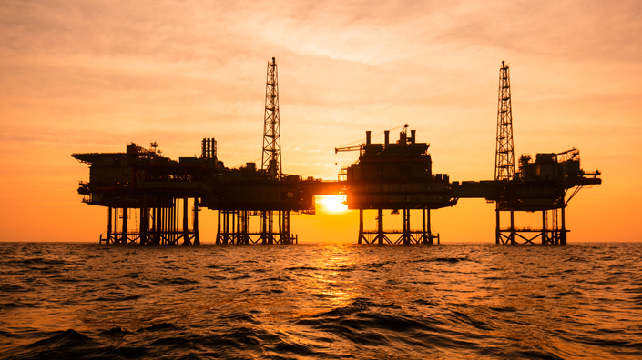 in line offshore 2 (Credit: nielubieklonu/ iStock)