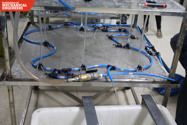 4 600 A piping network making use of connectors and elbows to create sufficient losses whilst staying on the perimeter of the bench