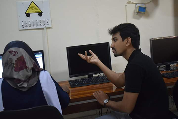 The instructor providing 1-to-1 feedback to one of the participants 600