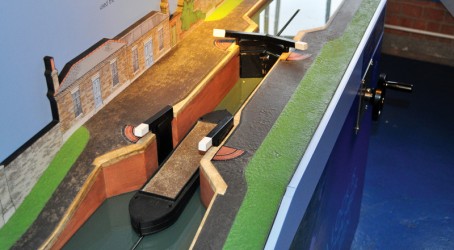 Outdated: Small hand-operated model of a lock Article image
