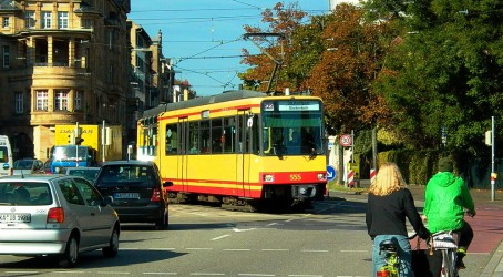The Karlsruhe tram-train is equally at home on the city streets Flexible travel