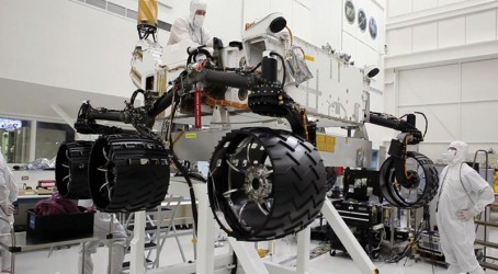 Design divergence: Curiosity has its electronics inside and motors outside Article image