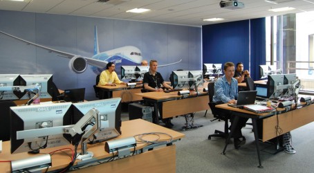 Maintenance teams learn about the 787 via virtual technology Article image