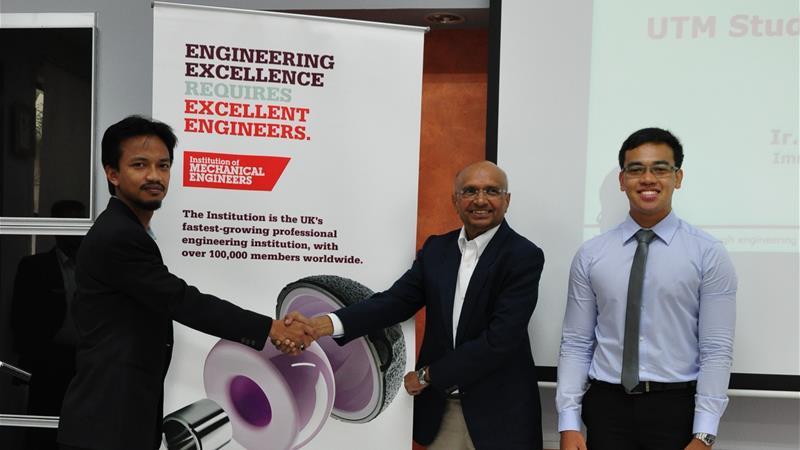 Ir. Mathew presented an IMechE pull-up banner to ALO, Dr. Zaini Ahmad IIr. Mathew presented an IMechE pull-up banner to ALO, Dr. Zaini Ahmad